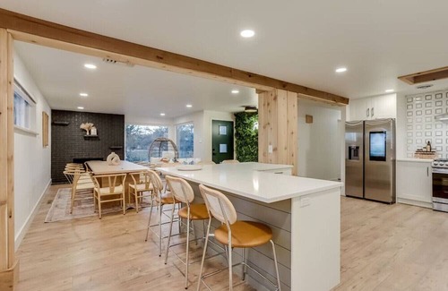 Barths House | Spacious 3 BR|Hot Tub|Close to DT Denver