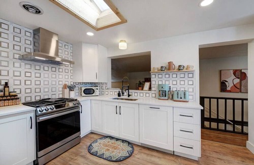 Barths House | Spacious 3 BR|Hot Tub|Close to DT Denver