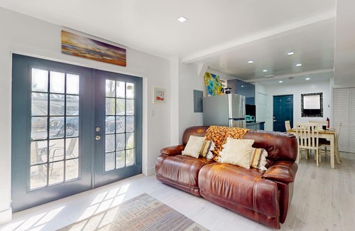Everglades City House | Snowbird & dog-friendly riverfront home with fishing pier, grill, & kitchenette
