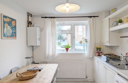 Littlehampton House | Holly House - Rustington - a family house that sleeps 6 guests in 3 bedrooms