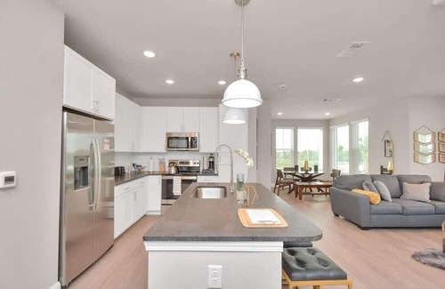 Clear Lake Shores Apartment | The Golden Treasure near Kemah Boardwalk and NASA