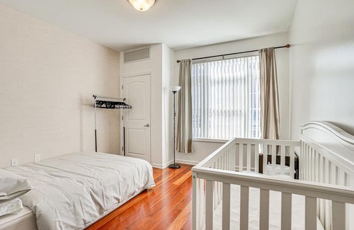 Linden Condo | Lovely Linden Apartment - Walk to Train Station!