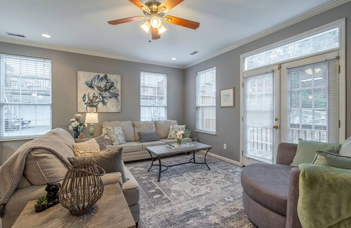 Ashley Oaks House | Furnished Three-story two car garage, end-unit townhome in Knoxville / Farragut