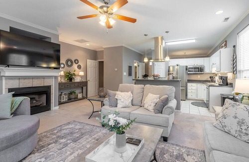 Ashley Oaks House | Furnished Three-story two car garage, end-unit townhome in Knoxville / Farragut