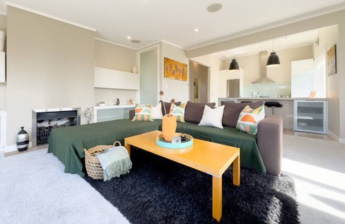 Ponsonby House | Villa in Ponsonby-Experience Classic Elegance