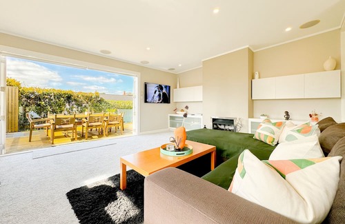 Ponsonby House | Villa in Ponsonby-Experience Classic Elegance