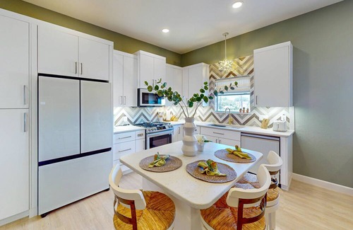 Del Mar Condo | 2nd-floor apartment, streaming, courtyard, beautiful views, AC