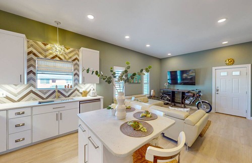 Del Mar Condo | 2nd-floor apartment, streaming, courtyard, beautiful views, AC