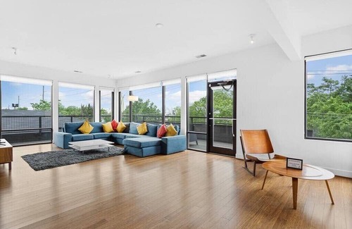 Butchertown Apartment | NuLu Vista: Modern, Views, Prime Locale