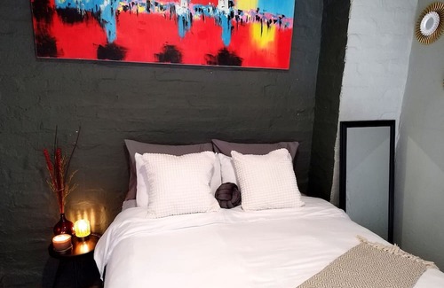 Downtown Johannesburg Apartment | Tranquil living: Cozy Apartment in Maboneng,steps away from Art, Cafes and Bars!