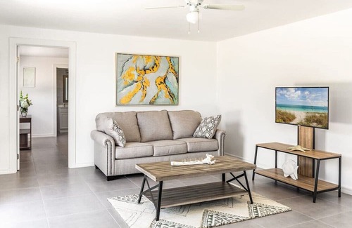 Venetian Road Settlement House | NEW Tropical Couples Retreat, Steps to the Beach