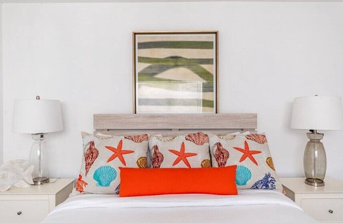 Venetian Road Settlement House | NEW Tropical Couples Retreat, Steps to the Beach