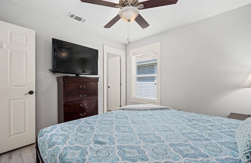 Rockport Cottage | The Peaceful Palms Cottage - Community Pool and Pet Friendly