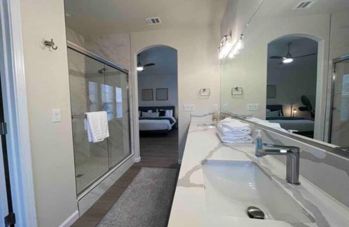 Fresno House | Fresno House Spacious 4:2 King Suite 2 Car Garage!