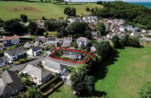 Aberaeron House | Beautifully Presented Bungalow in a peaceful location in Aberaeron, beach within easy reach