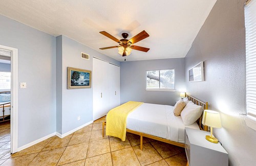 Aransas Pass House | Sunny home with screened-in patio, enclosed yard, W/D, & AC - snowbird-friendly