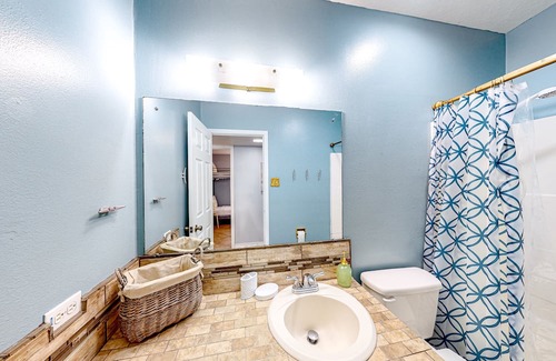 Aransas Pass House | Sunny home with screened-in patio, enclosed yard, W/D, & AC - snowbird-friendly