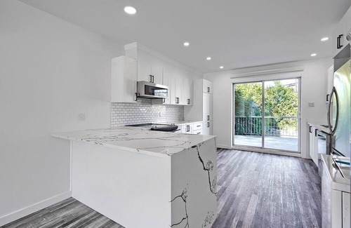 LaSalle Apartment | Luxury 2-Bed Apt for 6: Near Airport & Downtown, Backyard with free Parking