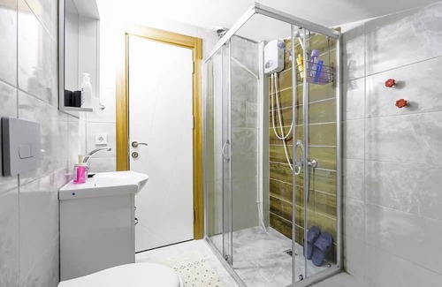 Goynuk Apartment | Modern Flat w Balcony 5 min to Beach in Kemer