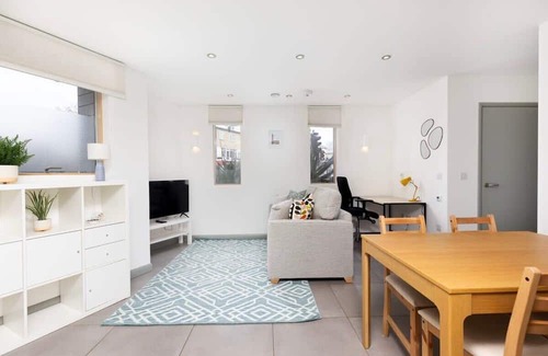 Larkhall Apartment | Chic ECO 1BR flat a Nine Elms haven