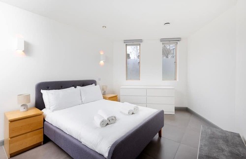 Larkhall Apartment | Chic ECO 1BR flat a Nine Elms haven