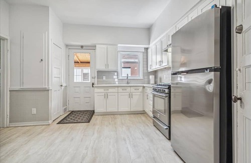 Hamilton House | Spacious Family Home with Back Patio