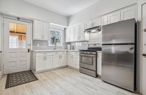 Hamilton House | Spacious Family Home with Back Patio