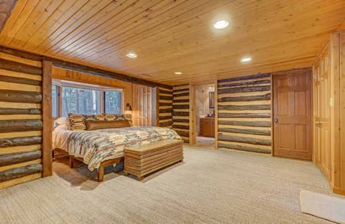 Cheyenne Canyon Cabin | Creekside Cabin w/ Hot Tub! 2 minutes to hiking trails!