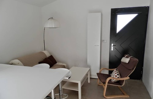 Avignon Cabin | Apartment, free parking and Avignon outdoor courtyard.
