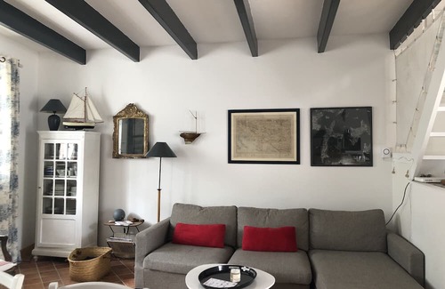 Ile-aux-Moines House | Holiday Home "Maison de Pêcheur" with Private Terrace & Wi-Fi