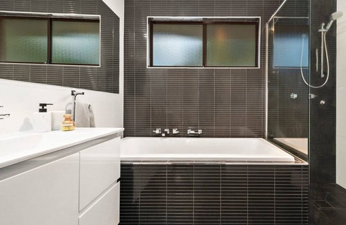 Elermore Vale House | Aries Abode - 3 Bedroom Newcastle Boutique Accomodation