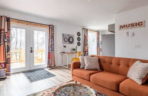 Bangor Apartment | 2 BR Music Haven with Free Parking | Sleeps 4