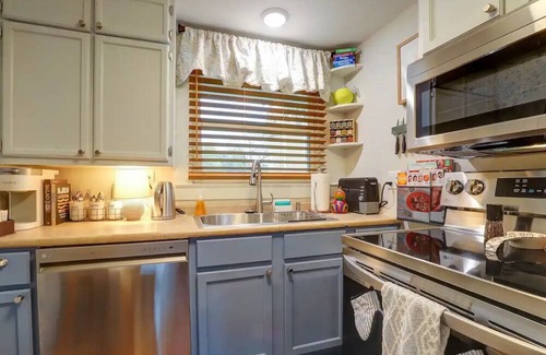 Texarkana House | Pecan Carriage House: Stylish, cozy, & safe