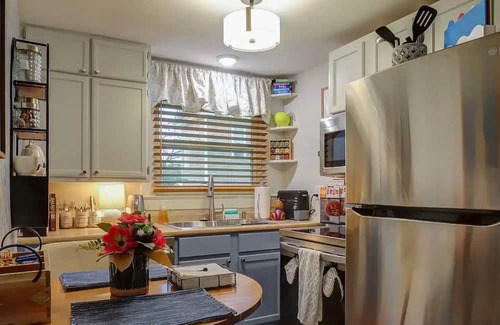 Texarkana House | Pecan Carriage House: Stylish, cozy, & safe