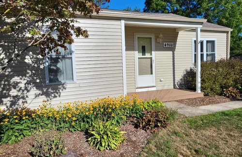 Midland House | Cozy Small Town Connect with Nature