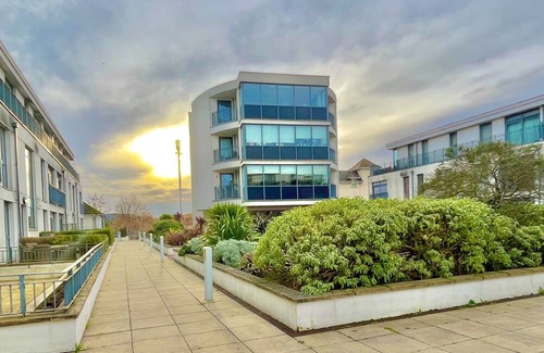 Runnymede Apartment | The Regency Suite - Modern 2-Bed 1-Bath Apartment