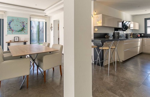 Salon-de-Provence Villa | Villa 'Maison Au Cœur De La Ville' with Private Pool, Wi-Fi and Air Conditioning