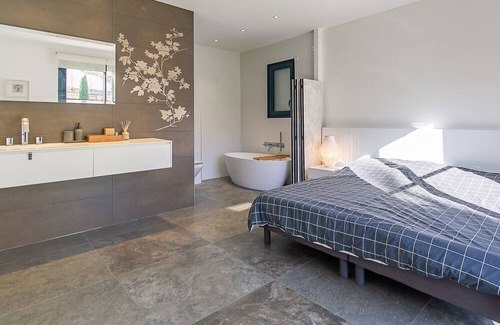 Salon-de-Provence Villa | Villa 'Maison Au Cœur De La Ville' with Private Pool, Wi-Fi and Air Conditioning