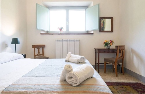 Vernazzano Basso Villa | Lovely apartment in villa with pool, WIFI, patio, pets allowed and parking, close to Cortona