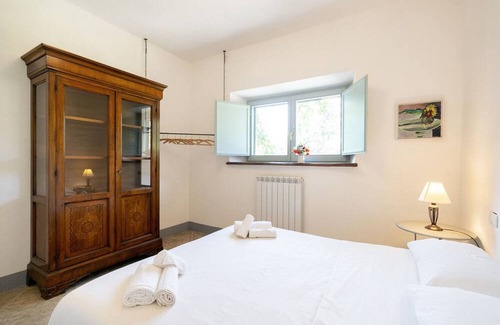 Vernazzano Basso Villa | Apartment in villa with pool, WIFI, patio, pets allowed, panoramic view, parking, close to Cortona