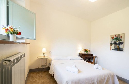Vernazzano Basso Villa | Apartment in villa with pool, WIFI, patio, pets allowed, panoramic view, parking, close to Cortona