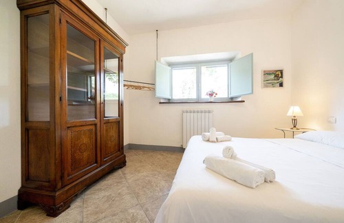 Vernazzano Basso Villa | Apartment in villa with pool, WIFI, patio, pets allowed, panoramic view, parking, close to Cortona
