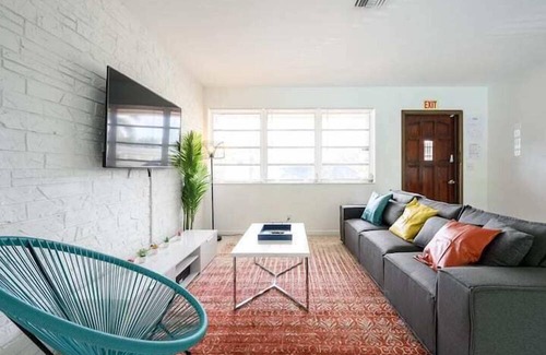 West Hollywood Apartment | 3 Bedroom 808404 by Houzlet