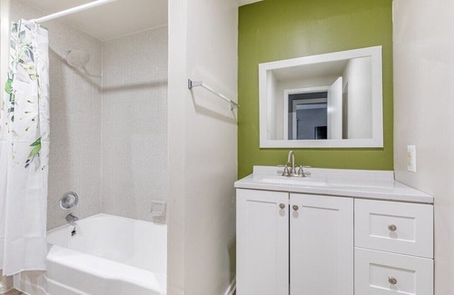 Towson Apartment | Heart of Towson *Parking*Gym*Pool*Gym*Smart TV