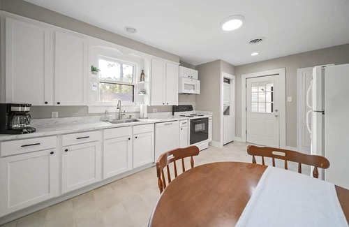 Pineville Apartment | Remodeled Historical Apt with comfortable furnishings. Safe, convenient area
