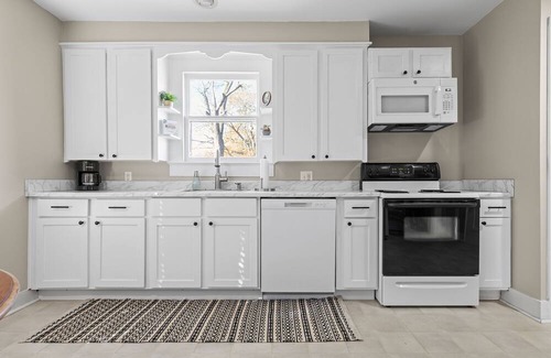 Pineville Apartment | Remodeled Historical Apt with comfortable furnishings. Safe, convenient area