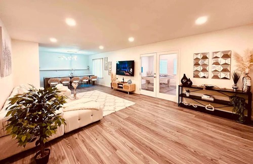 Castlewood House | CLOUD Room! Luxurious Hideaway w/ Private Backyard