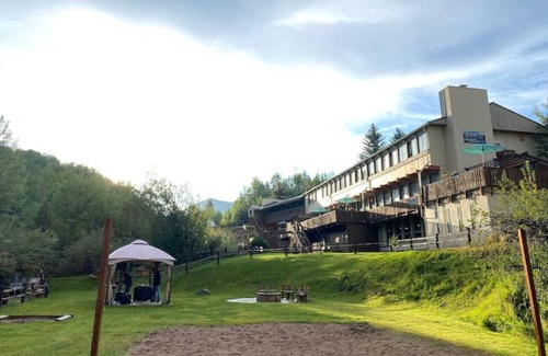 Glenwood Springs Cabin | North Facing Room #11