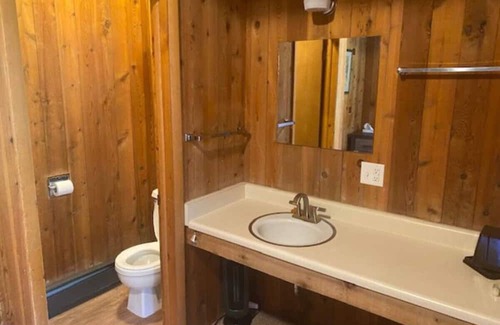 Glenwood Springs Cabin | North Facing Room #11