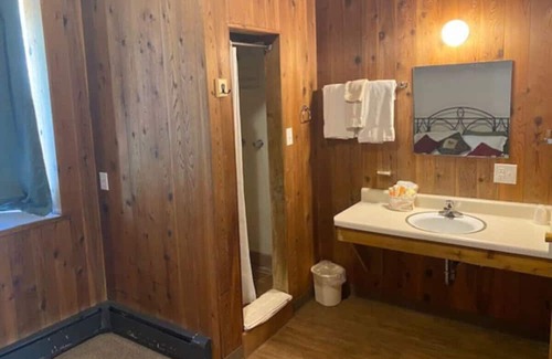 Glenwood Springs Cabin | North Facing Room #13